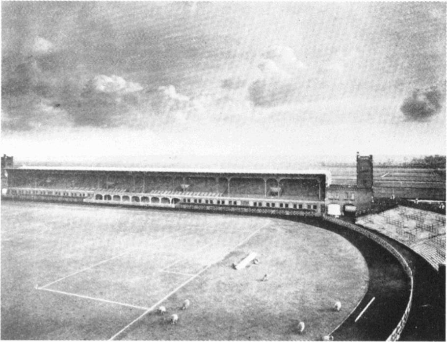 Schwarzes und weißes Foto eines Fußballfeldes mit einem Stadion, das von Bäumen umgeben ist und einen bewölkten Himmel zeigt, mit dem Text "Stoke City Football Club" unten.