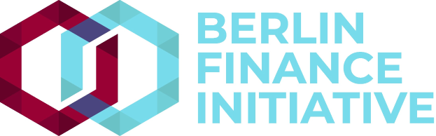 Logo der Berlin Finance Initiative mit einem blauen Kreis mit weißer Umrandung und einem weißen "B" in der Mitte, umgeben von einem weißen Ring mit einem blau-weißen Karomuster, alles auf einem weißen Hintergrund mit der schwarzen Schrift "Berlin Finance Initiative" in fetter Schrift.