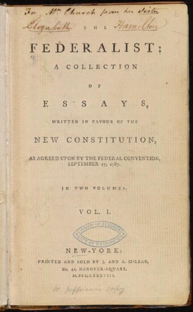 Offenes Buch mit dem Titel "Federalist: A Collection of Essays written in favour of the New Constitution, as agreed upon by the Federal Convention, September 17, 1787, in two volumes, New York" auf schwarzem Hintergrund.