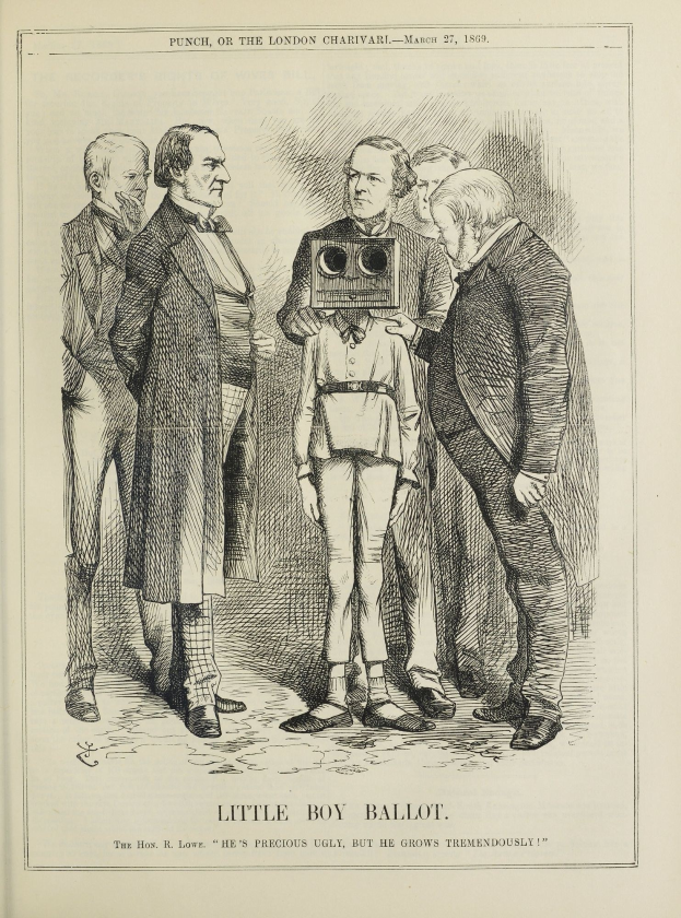 Kind steht in der Mitte eines Papiers, das eine Kamera hält, umgeben von einer Gruppe von Menschen, mit dem Text 'Kleiner Junge Stimmzettel' unten.