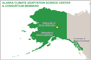 Ein Plakat mit einer Karte von Alaska in verschiedenen Grüntönen, die den Klimawandel anzeigen, mit der schwarzen fetten Schrift "Alaska Climate Adaptation Science Center & Consortium Members" in der Mitte der Karte.