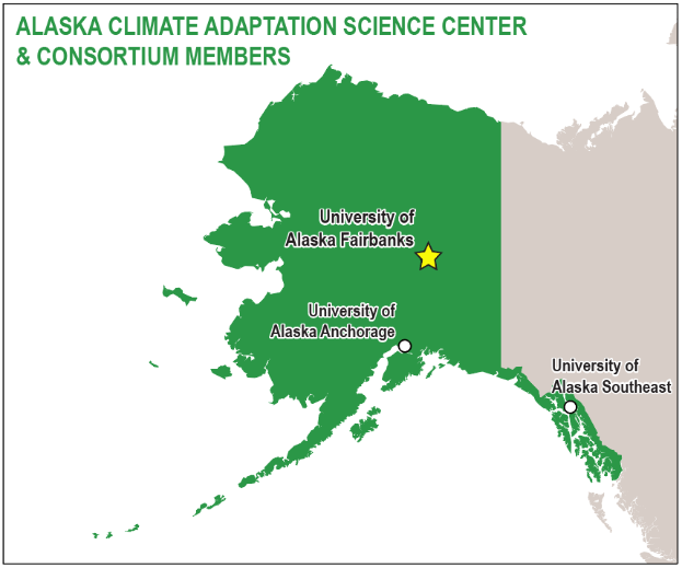 Ein Plakat mit einer Karte von Alaska in verschiedenen Grüntönen, die den Klimawandel anzeigen, mit der schwarzen fetten Schrift "Alaska Climate Adaptation Science Center & Consortium Members" in der Mitte der Karte.
