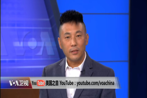 Ein chinesischer Nachrichtensprecher in Anzug und Krawatte, der auf einem TV-Bildschirm spricht, mit Text unten auf einem blauen Hintergrund.