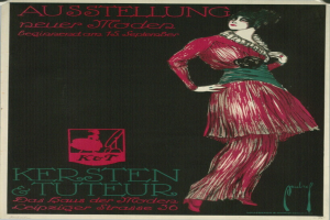 Ein Plakat, das eine Modenschau mit einer Frau in einem langen, pinken Kleid mit hohem Ausschnitt und langen Ärmeln ankündigt, die in einer eleganten Pose mit verschränkten Händen vor sich steht, vor einem hellblauen Hintergrund mit fetter, schwarzer Schrift.