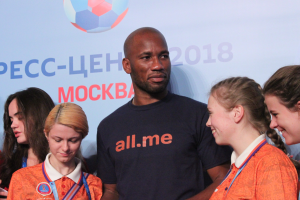 Gruppe von Menschen mit Medaillen auf einer Bühne mit einem 2018 FIFA World Cup Russia-Banner im Hintergrund.