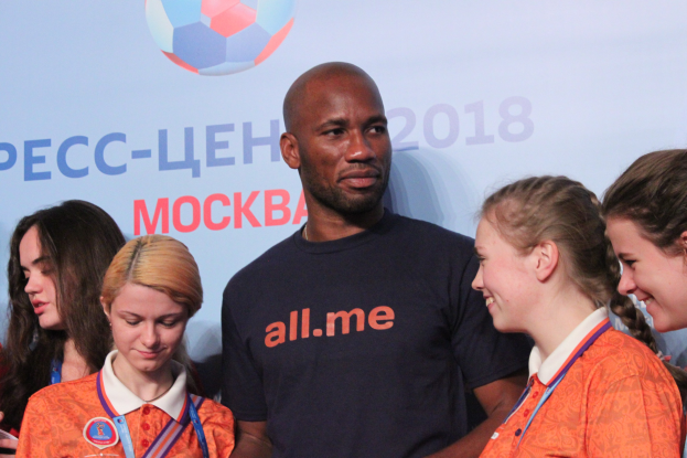 Gruppe von Menschen mit Medaillen auf einer Bühne mit einem 2018 FIFA World Cup Russia-Banner im Hintergrund.