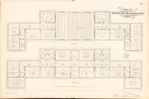 Offenes Buch mit detailliertem Grundriss des Berliner Olympia-Gymnasiums mit begleitendem Text zur Beschreibung des Layouts.