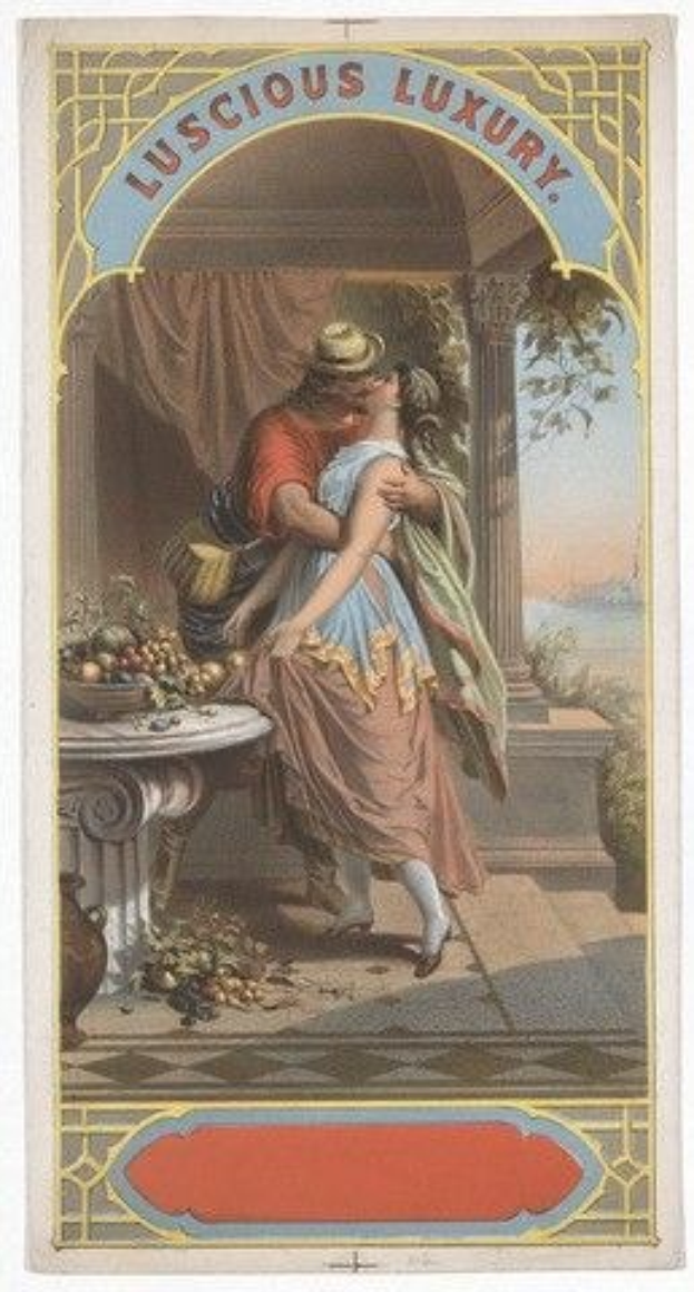 Ein Mann und eine Frau umarmen und küssen sich vor einem Tisch voller Früchte, mit einer Säule, einem Vorhang und Himmel im Hintergrund; "Luscious Luxury"-Text erscheint oben und unten.