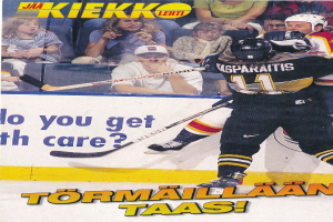 Ein Hockey-Spieler in Aktion auf dem Eis, der einen Helm trägt und einen Hockey-Schläger hält, mit ein paar Menschen im Hintergrund auf Stühlen sitzend und Text am unteren Rand des Bildes.