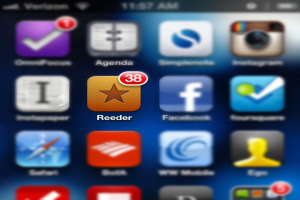Ein Bildschirm mit zahlreichen unscharfen Apps, wobei eine App klar fokussiert ist.