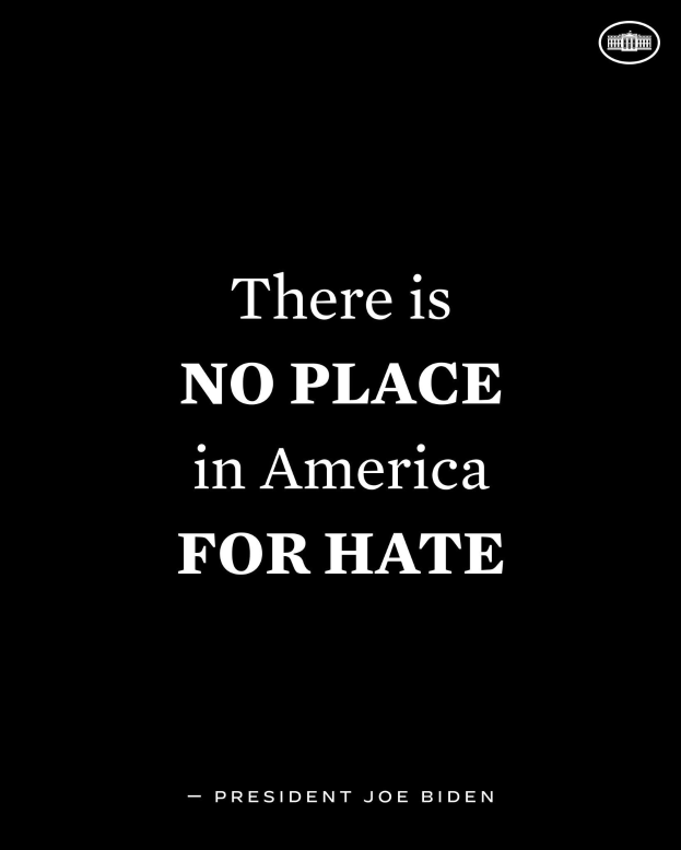 Schwarzer Hintergrund mit fetter weißer Schrift, die den Text "Es gibt keinen Platz in Amerika für Hass" von Präsident Joe Biden zeigt.