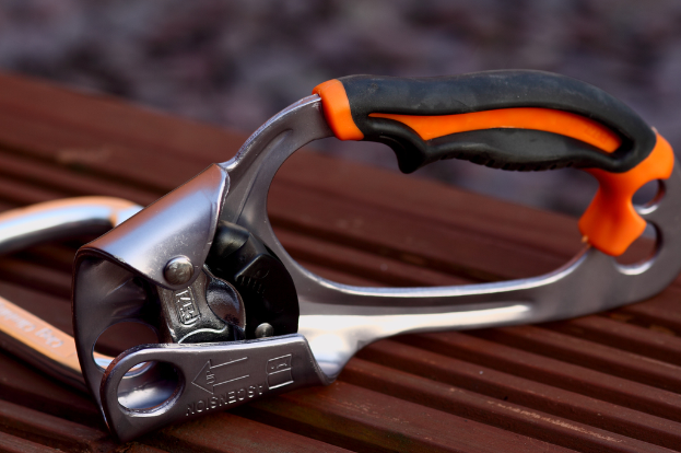 Ein mechanisches Werkzeug ist auf einer Oberfläche mit einem unscharfen Hintergrund positioniert.