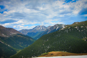 Berge dominieren die Bildmitte.