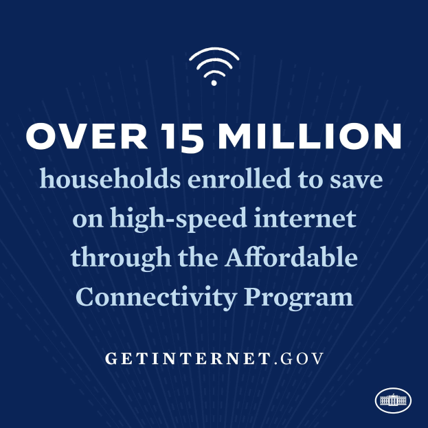 Plakat, das das Affordable Connectivity Program mit dem Text "Über 15 Millionen Haushalte angemeldet, um bei High-Speed-Internet zu sparen" und einem Logo bewirbt.