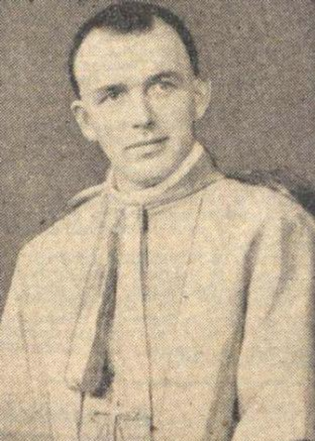 Ein Schwarz-Weiß-Foto eines Mannes in Priesterkleidung, der als erster Bischof der katholischen Kirche gilt, mit einem weißen Gewand mit schwarzer Kragen und Manschetten, einem schwarzen Hut mit einer weißen Feder und einem ernsten Gesichtsausdruck.