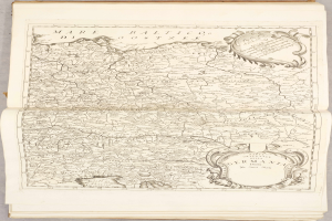 Ein altes Buch mit einer detaillierten Deutschlandkarte und begleitendem Text.