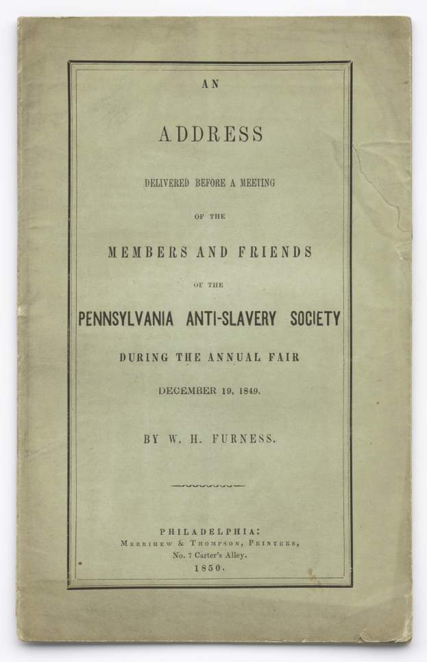 Ein offenes Buch mit dem Titel "Eine Ansprache vor einer Versammlung der Mitglieder und Freunde der Pennsylvania Anti-Slavery Society während der jährlichen Messe" mit sichtbarem schwarzem Tintentext auf der Seite.