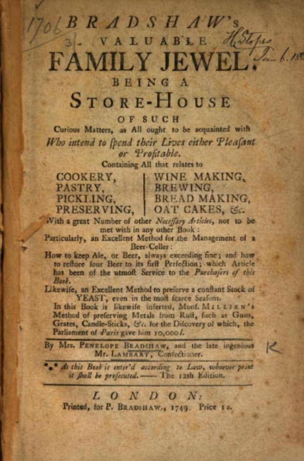 Ein altes Buch mit dem Titel 'Family Jewel Being a Store-House' ist aufgeschlagen und zeigt eine Seite mit geschwungener Schrift, die von einem dekorativen Rahmen umgeben ist.