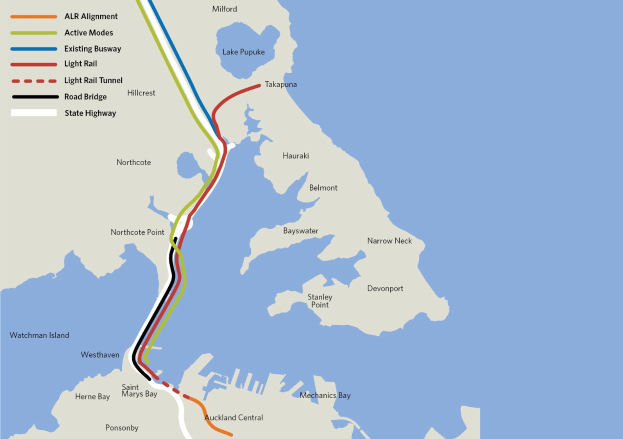 Karte einer Stadt mit einer roten Linie, die die geplante Bahnroute markiert, einschließlich Haltestellen und Details der Umgebung.