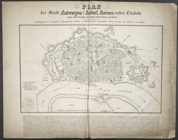 Ein abgenutztes Buch mit einer detaillierten Karte von Berlins Straßen, Gebäuden und Sehenswürdigkeiten, begleitet von Texten über die Stadtbevölkerung und -merkmale.