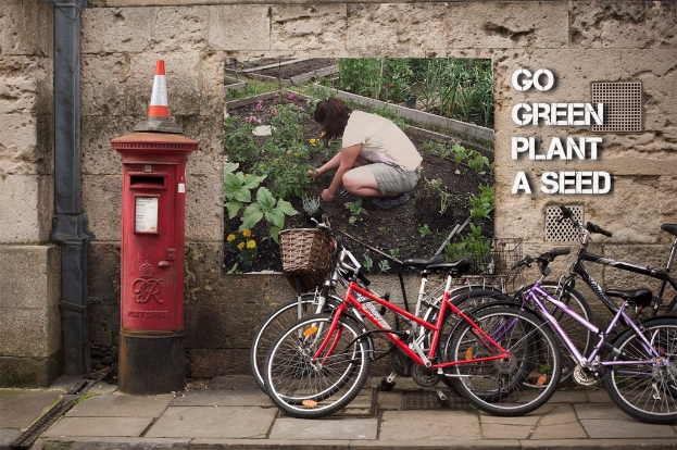 Mehrere Fahrräder sind in der Nähe eines Briefkastens mit einem Sicherheitstonnen darauf geparkt, mit einem Plakat an einer Wand im Hintergrund und einem Weg am unteren Rand des Bildes.
