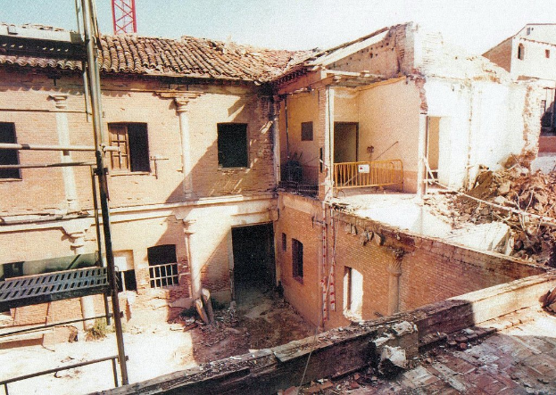 Ein teilweise abgerissenes Gebäude mit Absperrung, sichtbaren Fenstern und etwas, das wie eine Leiter aussieht.