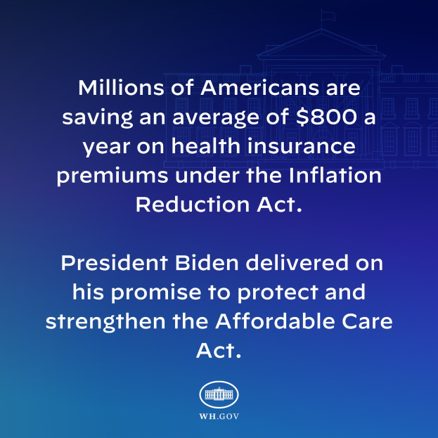 Blauer Hintergrund mit weiβem Text, der 'Millionen von Amerikanern sparen durchschnittlich 800 USD pro Jahr an Krankenversicherungsprämien unter dem Inflation Reduction Act' lautet, mittig auf dem Bild angeordnet, begleitet von einem Logo.