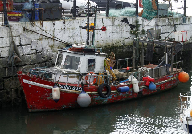 Zwei Boote auf einem Fluss, eines in der Nähe einer Wand mit einem Zaun und Pfählen, verschiedene Gegenstände auf dem Boden, zwei Autos und Gegenstände, die an den Booten und Pfählen befestigt sind.