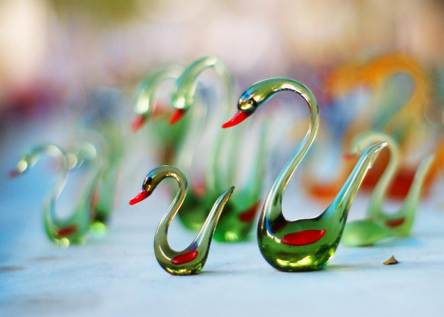 Kristallskulpturen auf einer Plattform ausgestellt.