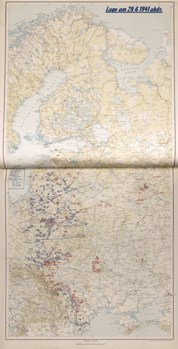 Ein altes Buch mit einer detaillierten Europa-Karte auf dem Cover, die geografische Merkmale wie Flüsse, Berge und Städte zeigt, begleitet von Text, der Orte und Merkmale benennt.