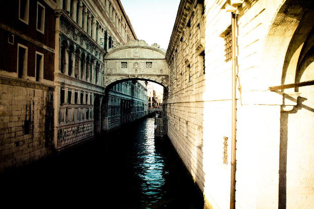 Ein Gewässer mit Gebäuden auf beiden Seiten.