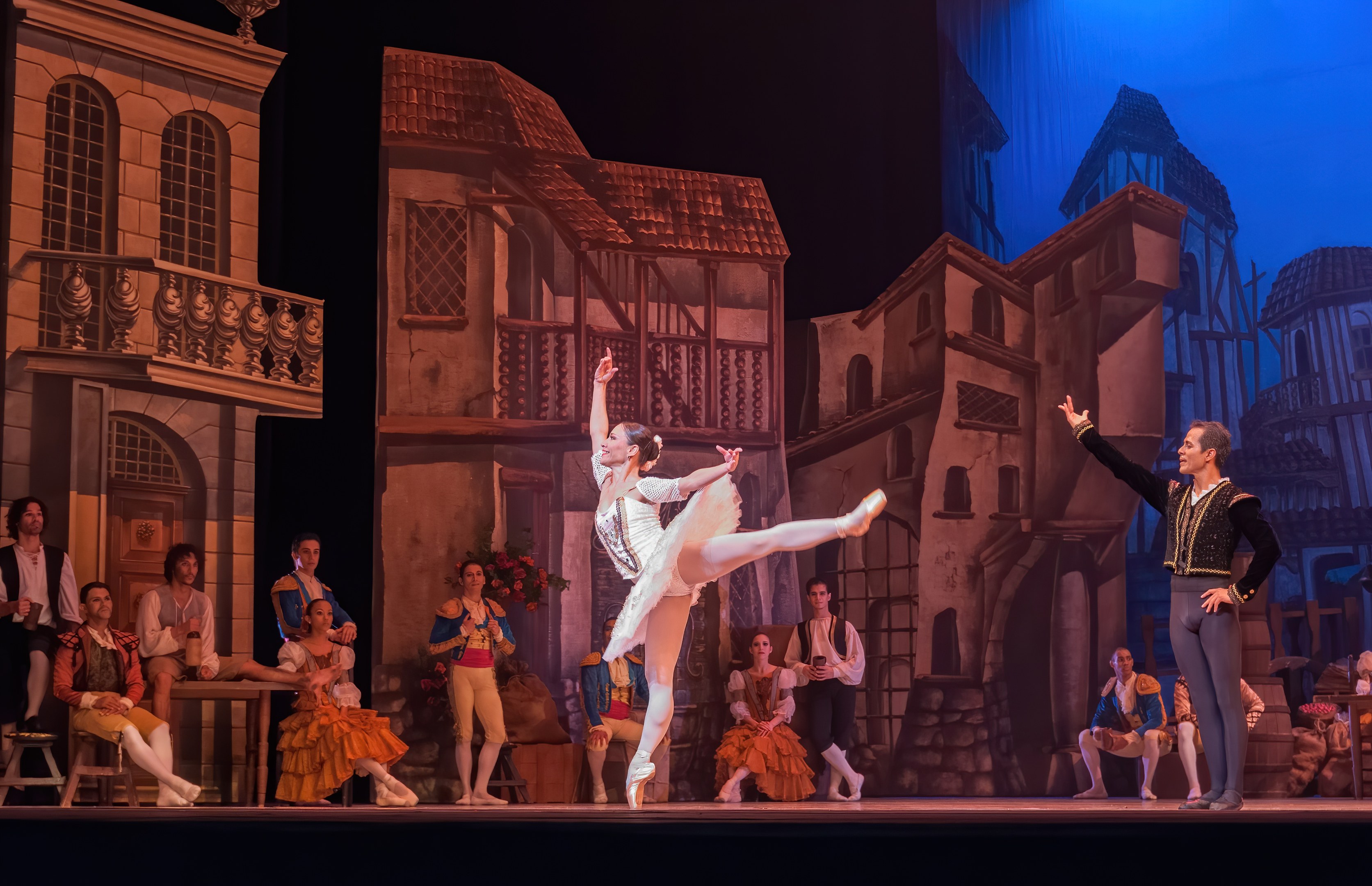 Zwei Tänzer performen auf der Bühne der Royal Opera House in London, während das Publikum zuschaut.