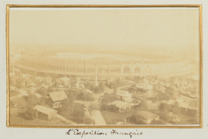 Altes Schwarz-Weiß-Foto eines Stadions in einer urbanen Umgebung mit umgebenden Gebäuden, Bäumen und Strommasten, mit Text unten.