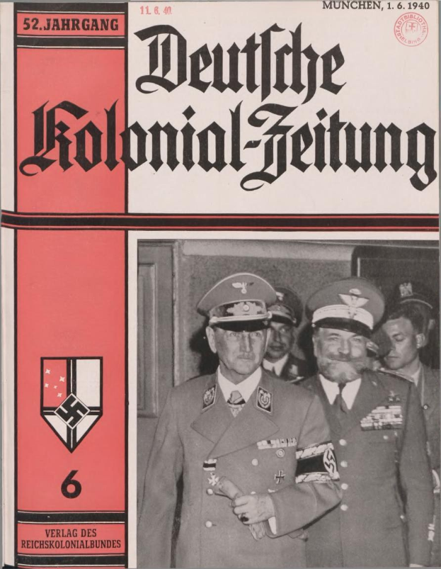Buch mit dem Titel 'Deutsches Kolonial-Feitung' vom 11/1940 mit einem Bild von Adolf Hitler auf dem Cover, gehalten von einer Person in einer Gruppe mit Mützen.
