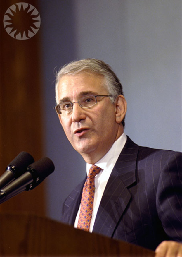 Ein Mann mit Brille spricht in ein Mikrophon.