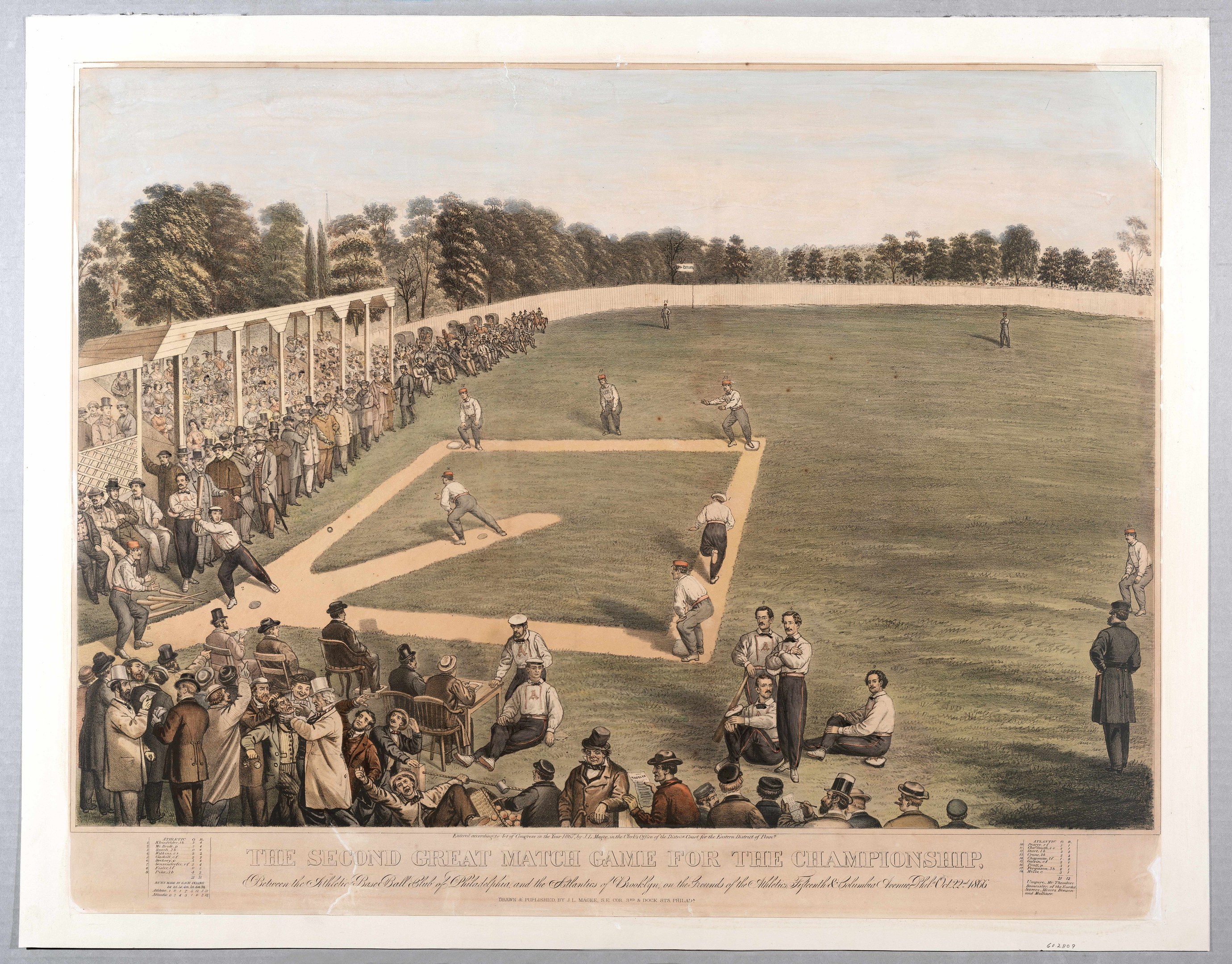 Eine Gruppe von Menschen spielt Cricket auf einem grünen Feld mit Bäumen im Hintergrund und einem klaren blauen Himmel, mit dem Text "Das zweite große Match-Spiel um die Meisterschaft" unten.