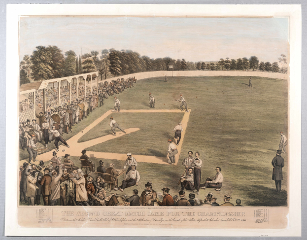 Eine Gruppe von Menschen spielt Cricket auf einem grünen Feld mit Bäumen im Hintergrund und einem klaren blauen Himmel, mit dem Text "Das zweite große Match-Spiel um die Meisterschaft" unten.