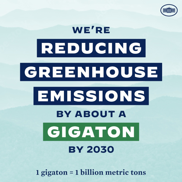 Plakat mit Text und Logo, das "Wir reduzieren die Treibhausgasemissionen um etwa eine Gigatonne bis 2030" verkündet und für die Reduzierung von Treibhausgasen bis 2030 wirbt.