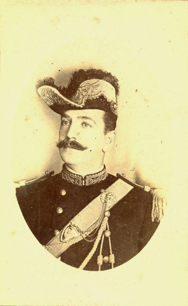 Eine Person in einem Kleid und Hut ist auf einem Blatt Papier vor einem hellgrünen Hintergrund dargestellt.