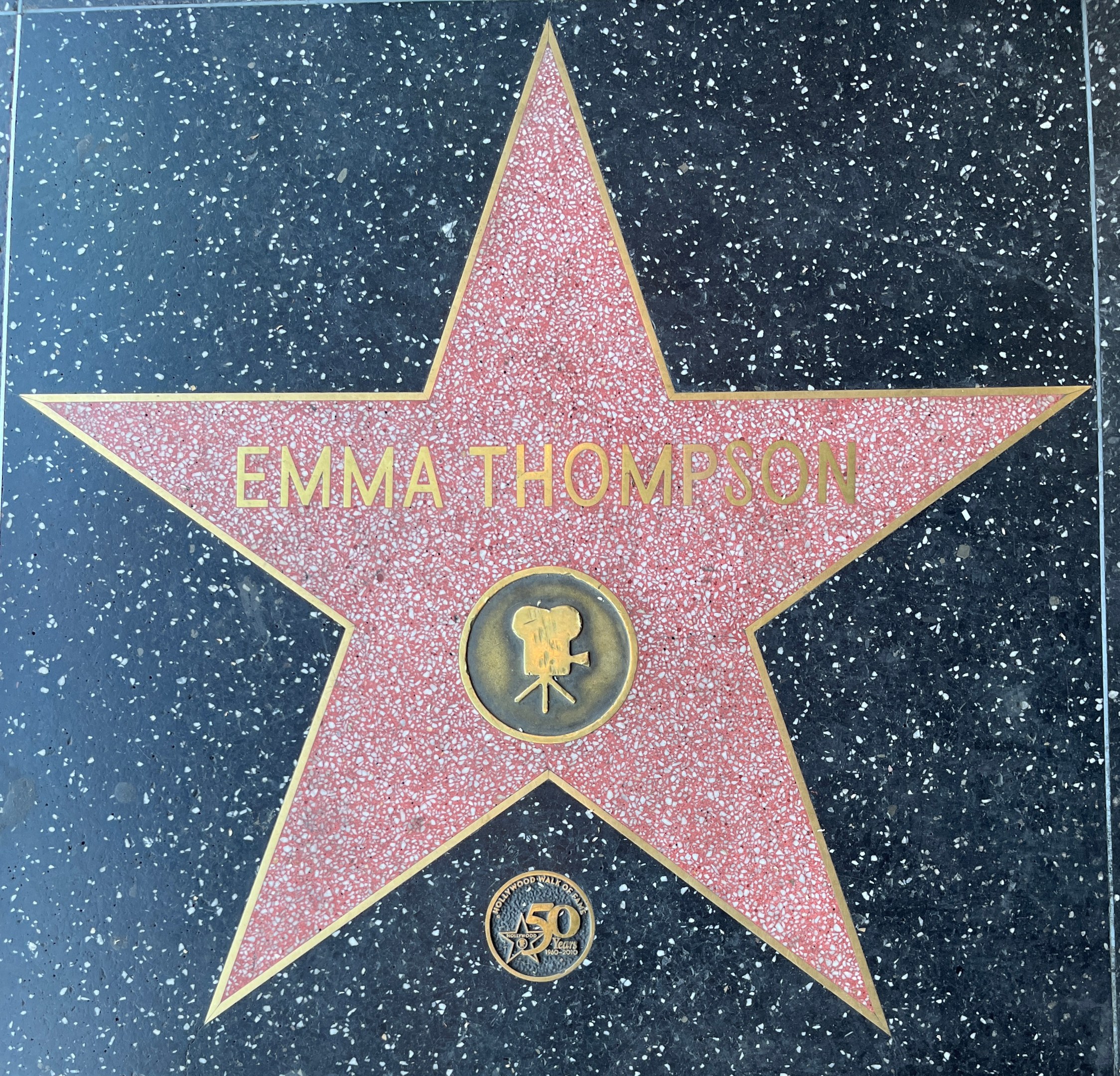 Emma Thompsons Stern auf dem Hollywood Walk of Fame, mit ihrem Namen in weißer Schrift auf einem schwarzen, fünfzackigen Stern.