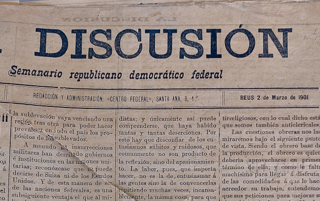 Gelblicher Zeitungsausschnitt mit schwarzer Tinte, Überschrift "Semanario Repúblicano Democrático Federal", das Wort "Diskussion" leicht zerknittert und altersbedingt.