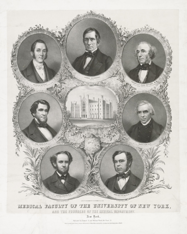 Ein Schwarz-Weiß-Foto von einer Gruppe von Männern in Anzügen und Krawatten mit einem Gebäude im Hintergrund und einem Text unten, der "Medizinische Fakultät der Universität New York und die Gründer der medizinischen Abteilung" lautet.