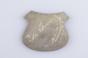 Silbernes Abzeichen mit Lorbeerkranz-Design, eingraviert mit "50. Hochzeitstag", auf weißem Hintergrund.