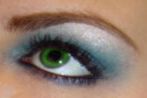 Ein Nahaufnahme eines Frauenauges und einer Augenbraue.