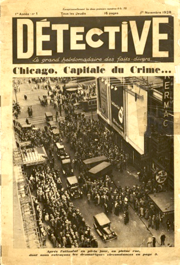 Eine alte Zeitung mit einem Foto einer belebten Straßen Szene mit Menschen, Fahrzeugen und Gebäuden, begleitet von der Schlagzeile "Detective, Chicago, Capital du Crime".