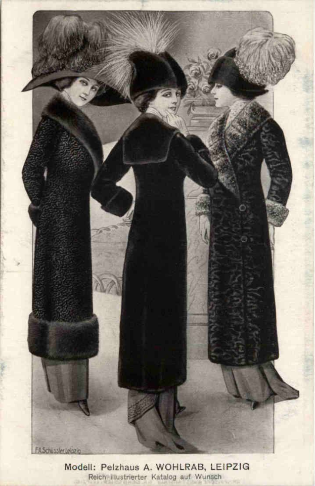 Drei Frauen in schwarzen Mänteln und Hüten stehen nebeneinander, mit einer Blumenvase im Hintergrund, auf einem Schwarz-Weiß-Bild mit der Beschriftung 'Fashions of the 1920s'.