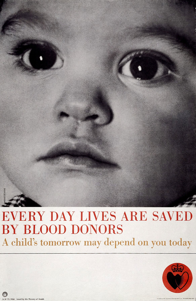 Plakat mit einem Kindergesicht in der Mitte und fetter schwarzer Schrift, die "Jeden Tag rettet Blutspenden Leben" umgibt.