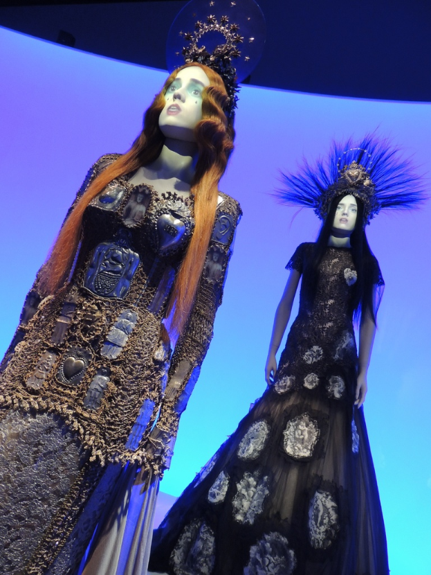 Zwei Schaufensterpuppen in verschiedenen Outfits und mit Kopfbedeckung