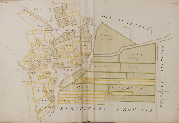 Ein altes Buch mit einer detaillierten Karte von Hamburg, Deutschland, mit begleitendem Text über die Bevölkerung, Straßen und Sehenswürdigkeiten der Stadt.