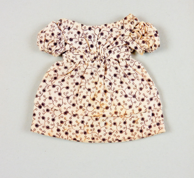 Weißes knielanges Sommerkleid mit kurzen Ärmeln, rundem Halsausschnitt und vollem Rock, das ein komplexes mehrfarbiges Muster auf einem leichten Stoff aufweist.